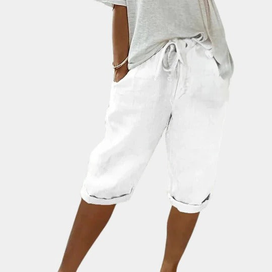 Women's straight-cut shorts with elastic waistband, side pockets, mid-thigh length, lightweight everyday wear