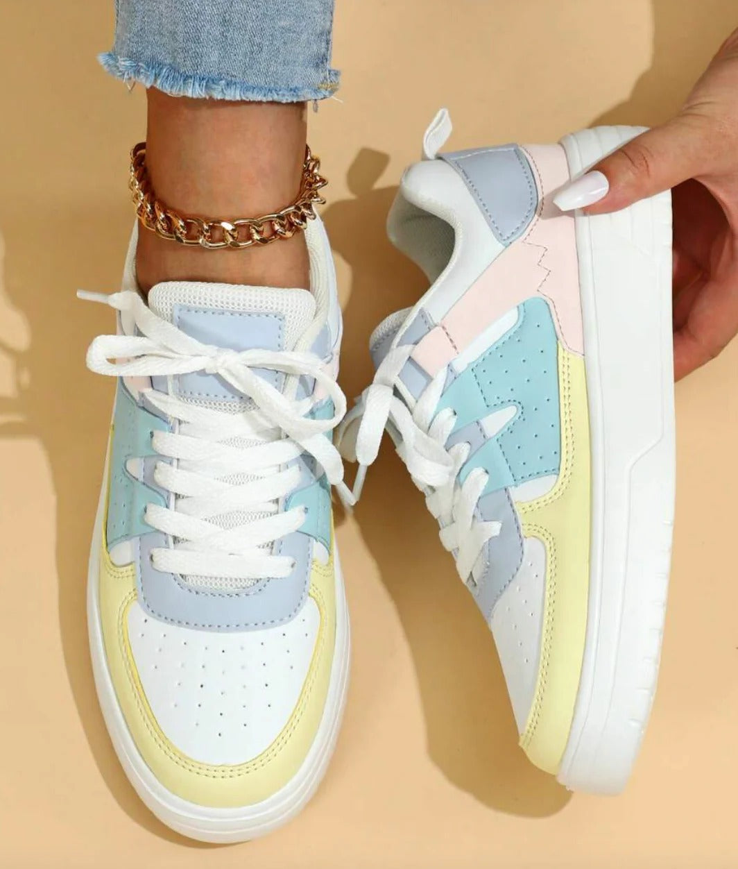 Women's low-cut closed-toe daily sneakers in neutral tones, streamlined silhouette for all-day comfort