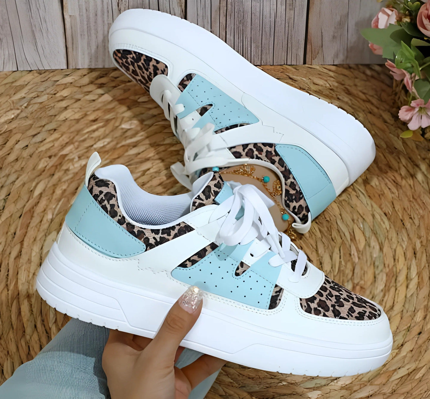 Women's low-cut closed-toe daily sneakers in neutral tones with clean streamlined silhouette
