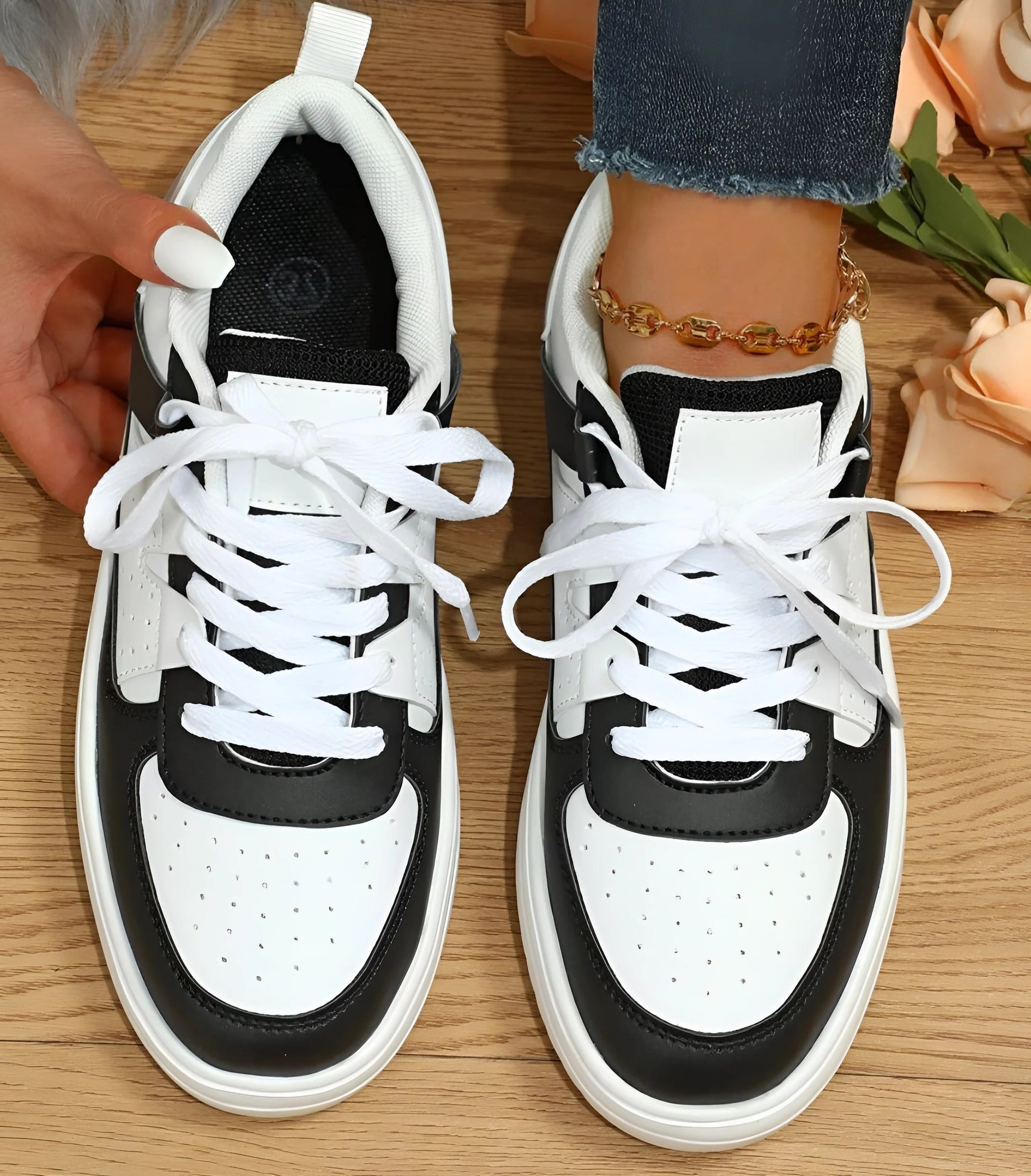 Women's low-cut closed-toe daily sneakers in neutral tones, streamlined silhouette for all-day comfort