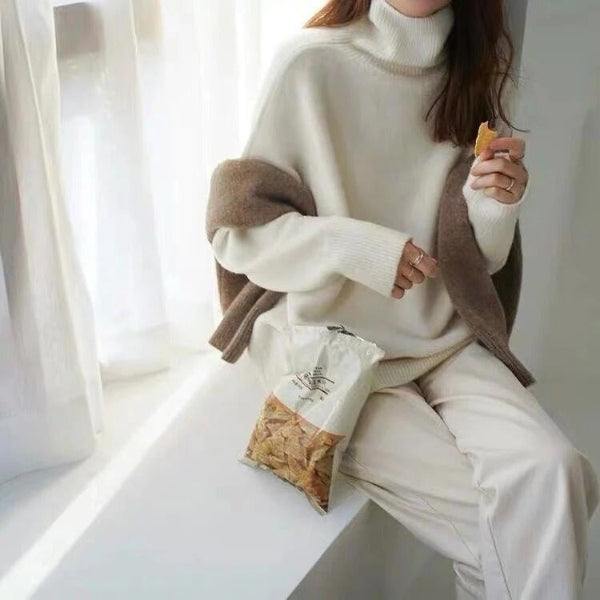 Women's oversized turtleneck wool sweater with ribbed cuffs and hem for effortless cozy style