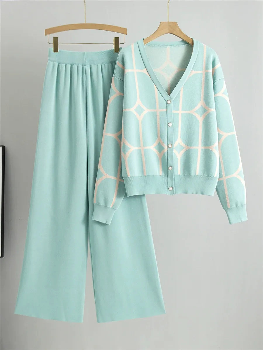 Women's cropped V-neck knitted cardigan set in geometric pattern, relaxed-fit two-piece cozy style