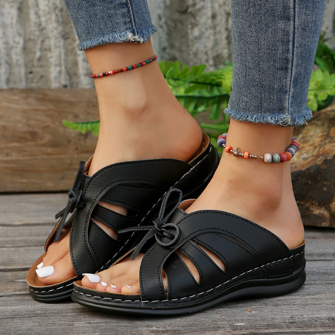 Scarlett women's sandals in neutral tones, relaxed silhouette with cushioned sole for all-day comfort
