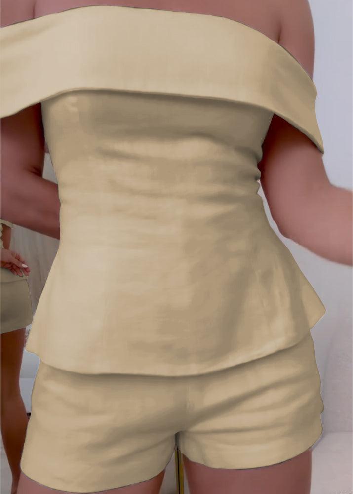 Elegant women's two-piece tailored suit coordinated set with flattering silhouette-smoothing fit