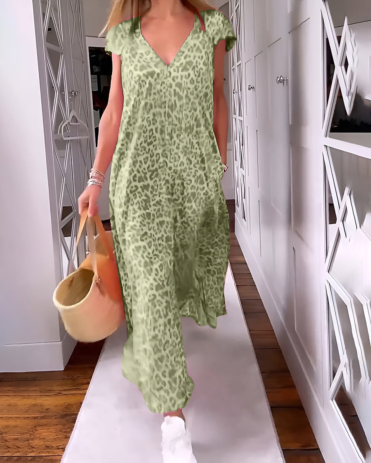 Women's loose fit long cocktail dress in floral print with V-neckline and short sleeves
