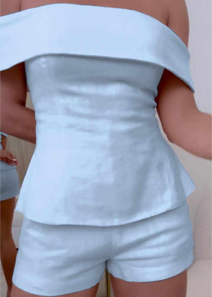 Elegant women's two-piece tailored suit coordinated set with flattering silhouette-smoothing fit