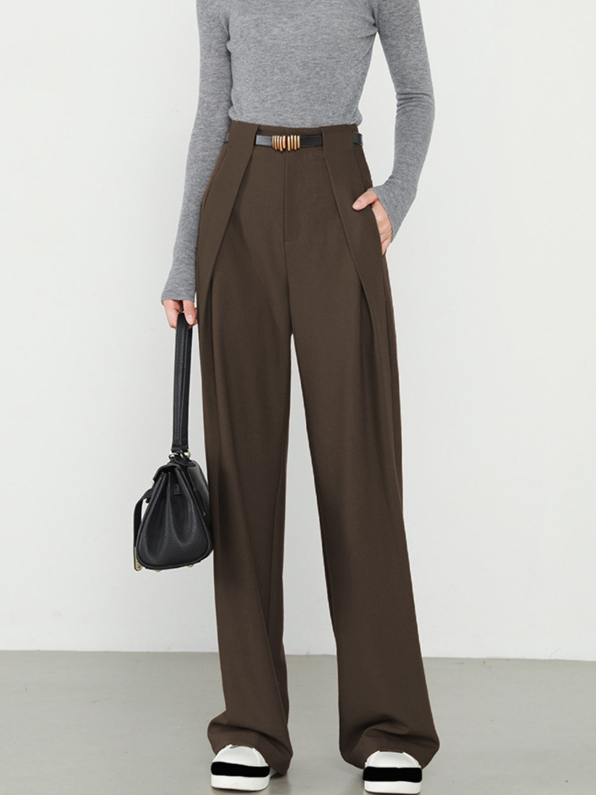 Elegant high-waist straight-leg pants in plain woven fabric with discreet pockets