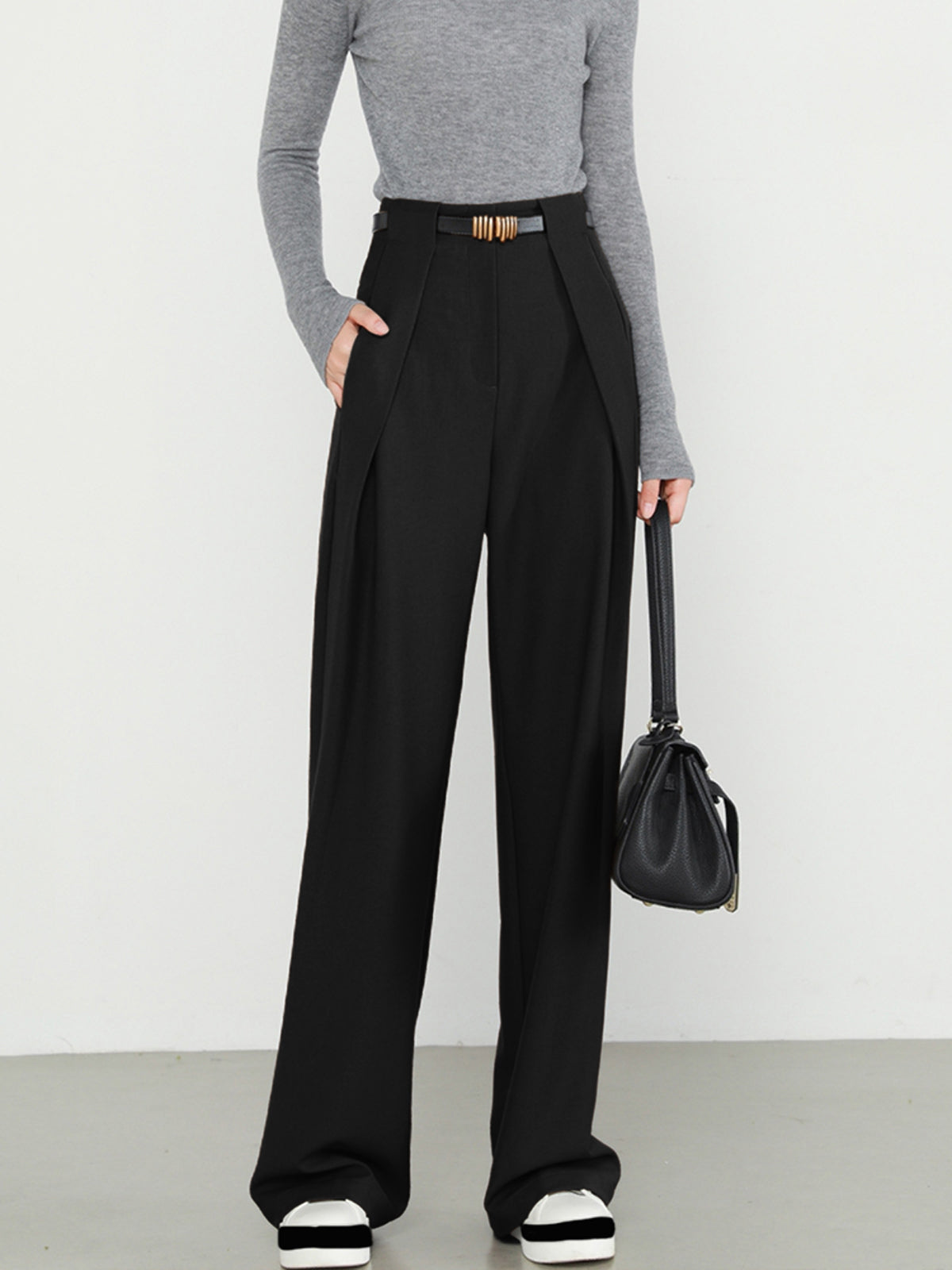 Elegant high-waist straight-leg pants in solid color with plain pockets, woven fabric