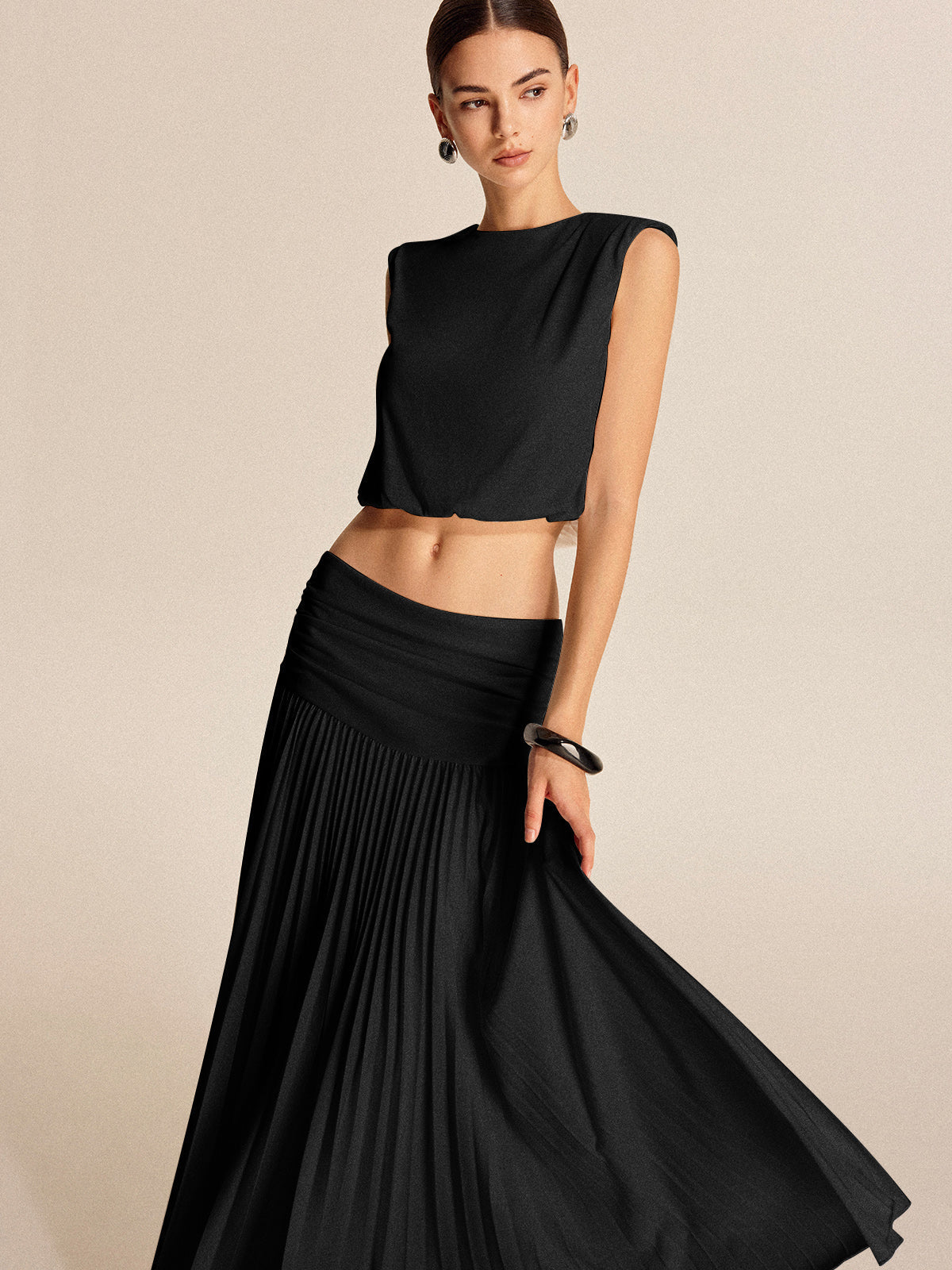 Shoulder-padded pleated skirt set in jersey fabric with invisible zipper, regular fit two-piece