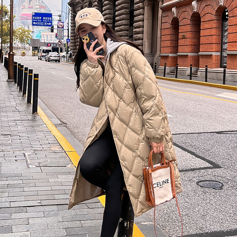 Loose down jacket in neutral tone, relaxed oversized fit with quilted puffer design