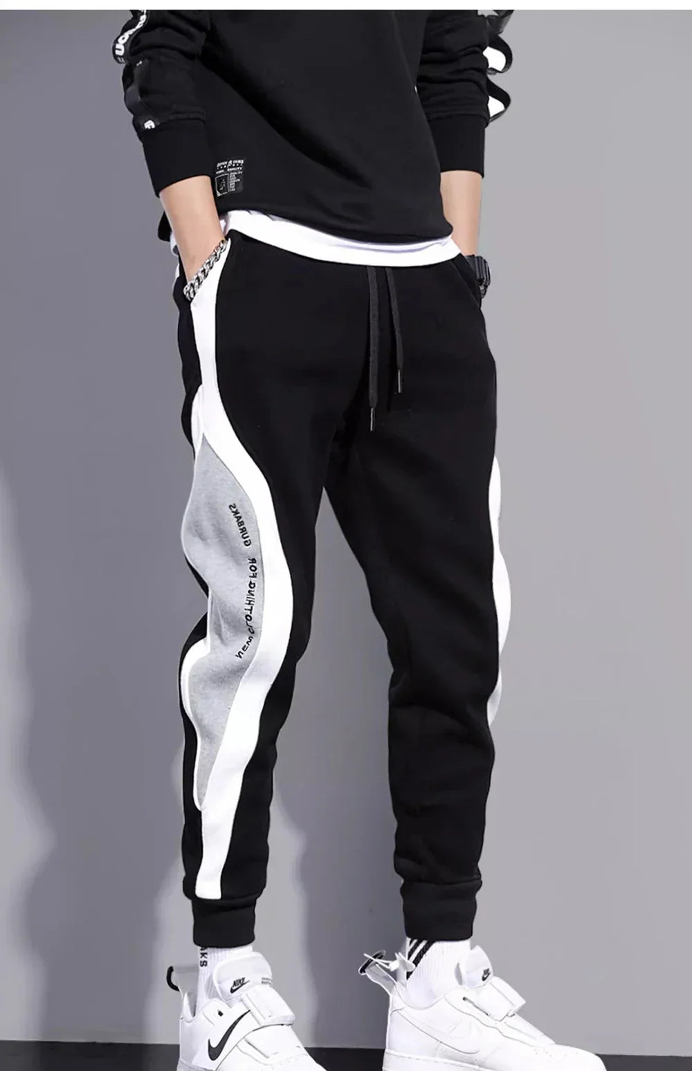 Men's loose fit sports pants with colorblock patchwork side panels, relaxed silhouette for spring