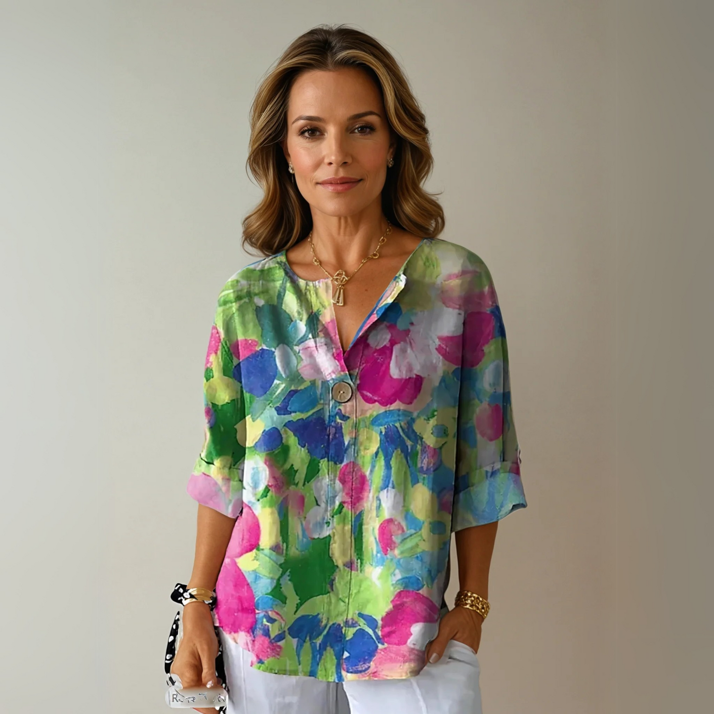 Chic floral print blouse in soft breathable fabric with feminine silhouette and elegant everyday style