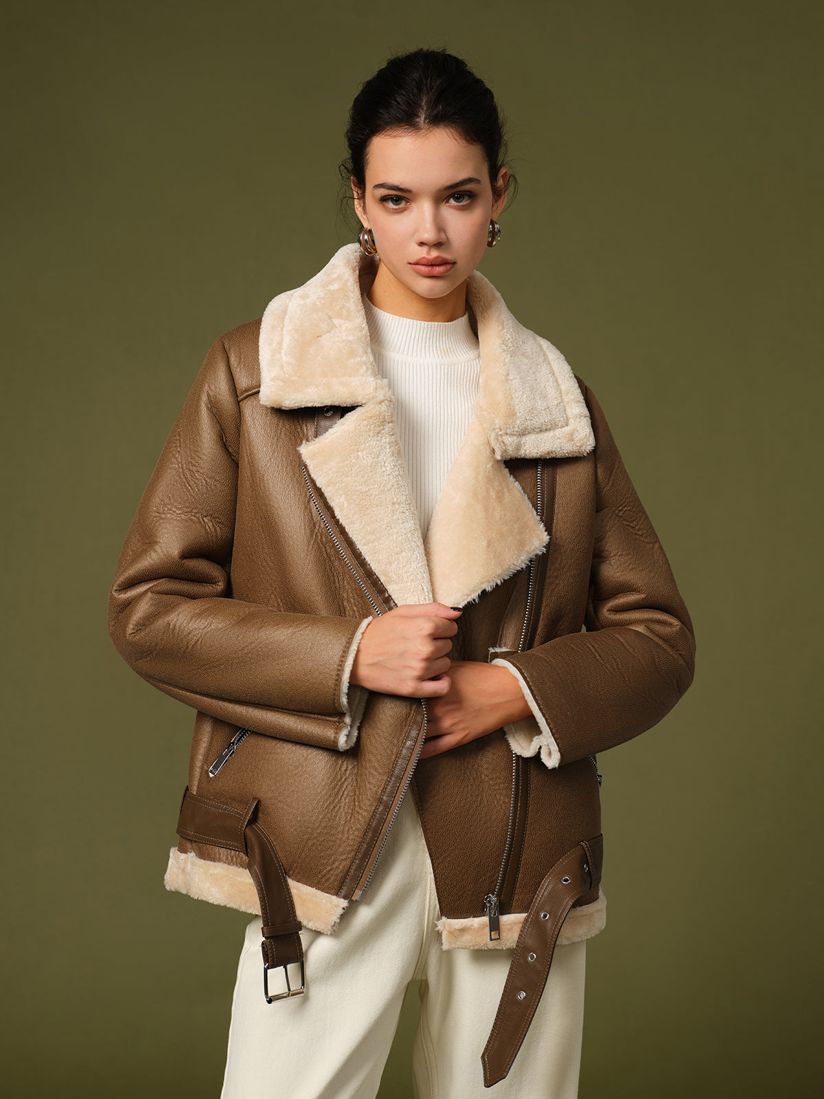Elegant belted fleece jacket with zipper closure, faux fur detail, long sleeves, warm leisure style